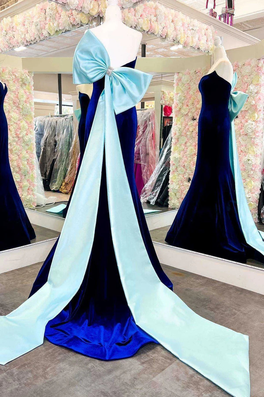 Vestido de fiesta de sirena de terciopelo sin tirantes y con lazo en la espalda